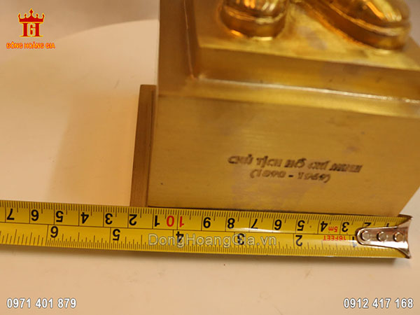 Bục của Bác đứng được làm bằng vàng nguyên chất vô cùng chắc chắn, phía trước chạm khắc tên, năm sinh cùng năm mất